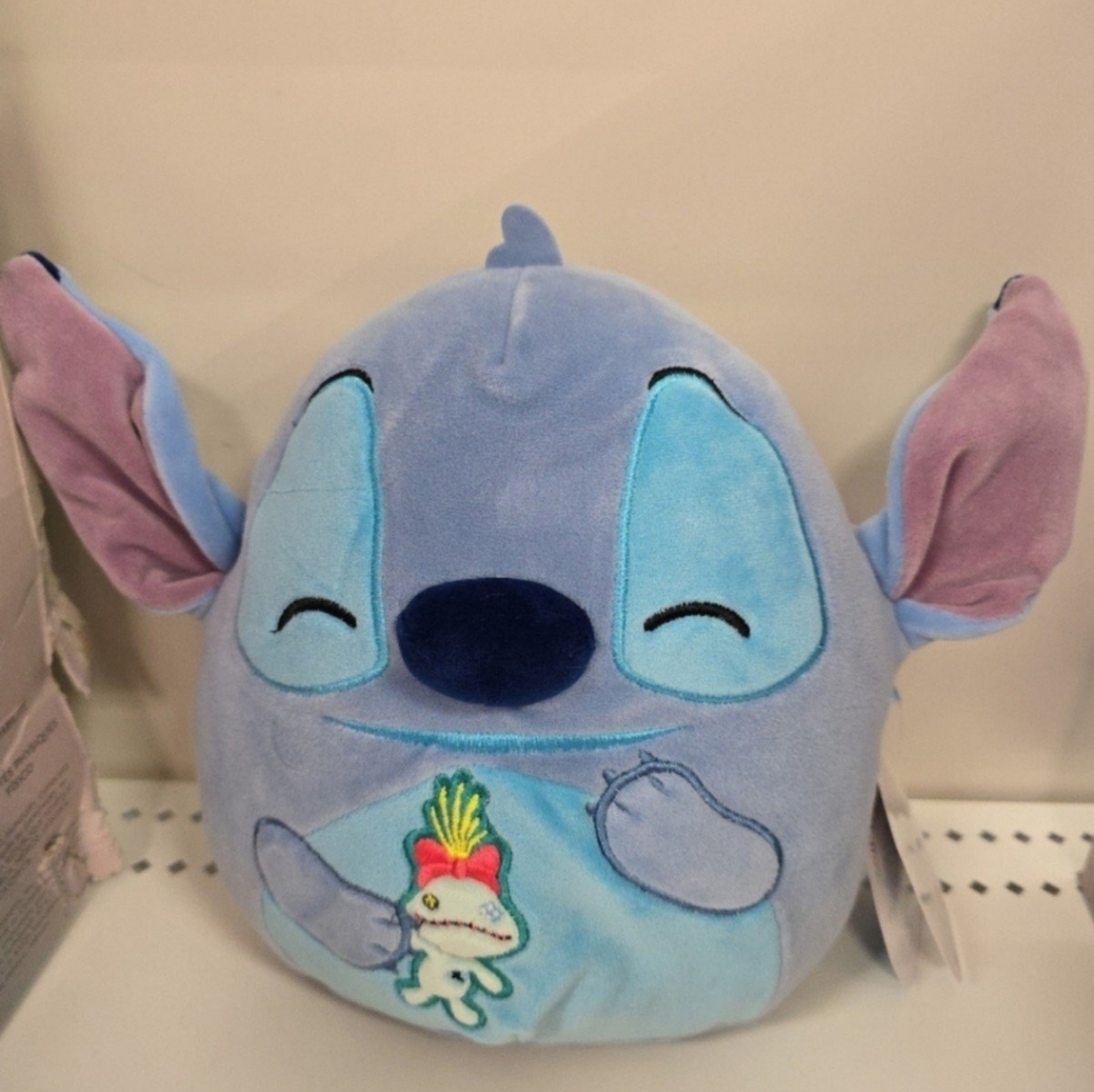 RARE - 2024 DISNEY SQUISHMALLOW STITCH HOLDING SCRUMP NWT